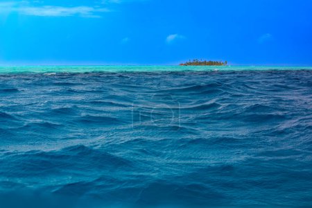 Foto de Una pequeña llave en la isla de San Andrés en el mar de los siete colores, Colombia - Imagen libre de derechos