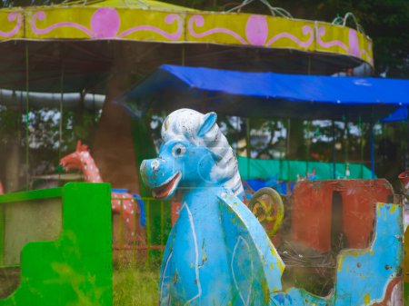 Téléchargez les photos : Malang, Indonesia -January 29, 2023 : statue of a horse character used for merry-go-round at the night market, merry-go-round is currently under construction - en image libre de droit