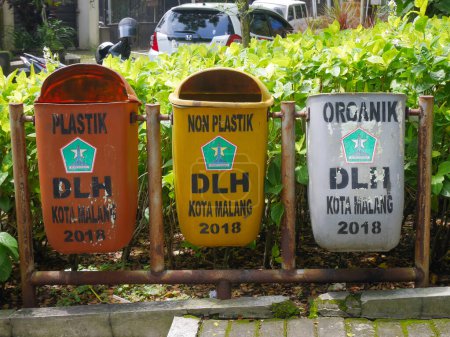 Téléchargez les photos : Malang, indonésie - 12 février 2023 : poubelles avec différentes fonctions. concept de sauvegarde de l'environnement par la séparation des déchets - en image libre de droit