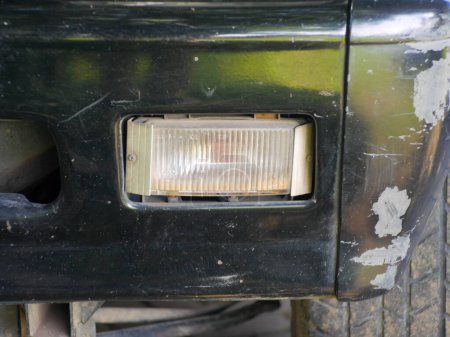 Téléchargez les photos : Photo rapprochée du clignotant de gauche sous la forme d'une boîte d'une vieille voiture avec peindre la carrosserie - en image libre de droit