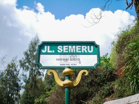 Téléchargez les photos : Lumajang, indonésie - 31 décembre 2023 : panneau routier dans la zone d'escalade de semeru qui dit "route semeru" - en image libre de droit