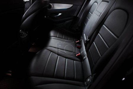 Téléchargez les photos : Sièges arrière en cuir dans une voiture de luxe premium. - en image libre de droit