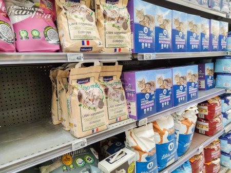 Foto de Puilboreau, Francia - 14 de octubre de 2020: Cat Litter Aisle en un supermercado francés - Imagen libre de derechos