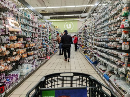 Foto de Puilboreau, Francia - 14 de octubre de 2020: Compradores en el pasillo de bombillas y suministros eléctricos en un supermercado francés - Imagen libre de derechos