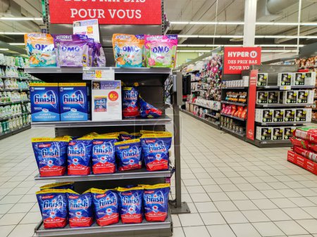 Foto de Puilboreau, Francia - 14 de octubre de 2020: Promoción de productos de lavado de platos en la tapa final del supermercado - Imagen libre de derechos