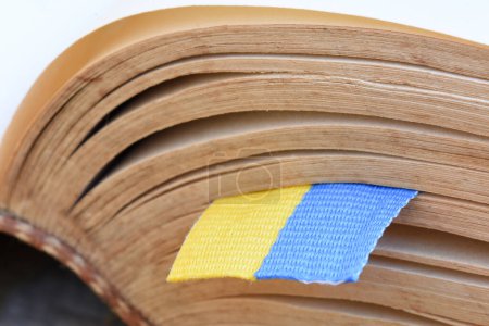Téléchargez les photos : Pages d'un vieux livre et le drapeau de l'Ukraine. Symbole de l'intégration européenne, adhésion à l'UE. - en image libre de droit