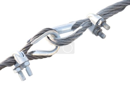 Foto de Fijación de dos cables de hierro con giro dedal. Aislado sobre fondo blanco. Conexiones flexibles para estructuras suspendidas. - Imagen libre de derechos