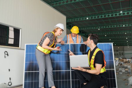 Téléchargez les photos : Ingénieur et technicien discutant sur la centrale solaire avec des ordinateurs portables et talkie walkie. - en image libre de droit