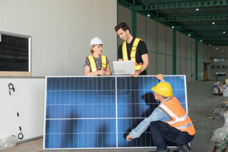 Téléchargez les photos : Ingénieur et technicien travaillant avec panneau solaire en entrepôt. Ceci est un entrepôt de transport et de distribution de fret. - en image libre de droit