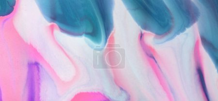 Remolinos de vibrante azul, rosa y blanco se fusionan fluidamente, asemejándose a una onda abstracta bajo la suave y brillante luz de la tarde.