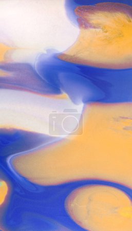 Wirbel aus lebendigem Blau, Rosa und Weiß gehen fließend ineinander über und ähneln einer abstrakten Welle unter dem weichen, leuchtenden Licht des späten Nachmittags..