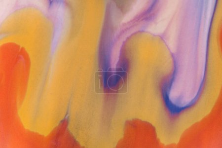 Fließende Wellen von leuchtendem Rosa und Gelb gehen nahtlos ineinander über und evozieren die frische Energie der Aquarellkunst..