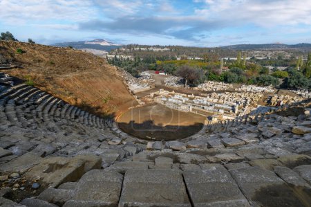 Téléchargez les photos : Amphithéâtre romain à Stratonikeia Ancienne ville à Eskihisar, Mugla, Turquie. - en image libre de droit