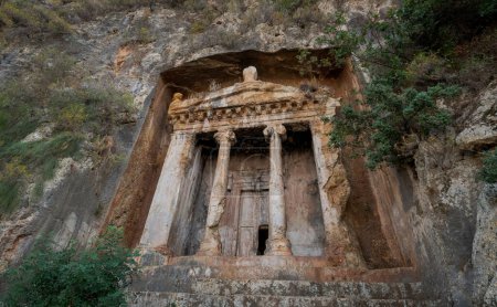 Téléchargez les photos : Tombes rupestres d'Amyntas dans les anciens Telmessos, en Lycie. Maintenant, dans la ville de Fethiye, Turquie - en image libre de droit
