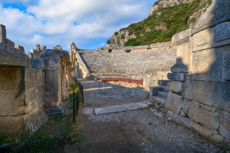 Téléchargez les photos : Ruines de l'ancienne ville de Myra à Demre, Turquie. Tombes anciennes et amphithéâtre. - en image libre de droit