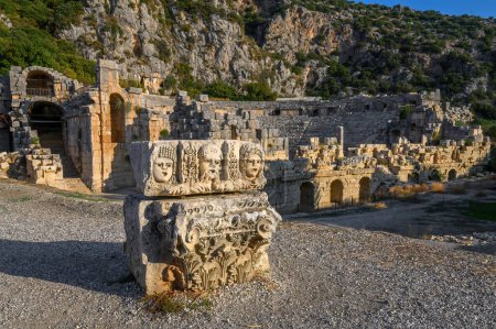 Téléchargez les photos : Ruines de l'ancienne ville de Myra à Demre, Turquie. Tombes anciennes et amphithéâtre. - en image libre de droit