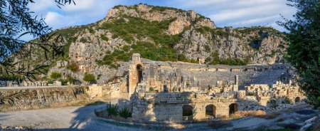 Foto de Ruinas de la antigua ciudad de Myra en Demre, Turquía. Tumbas antiguas y anfiteatro. - Imagen libre de derechos