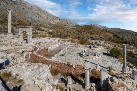 Téléchargez les photos : Sagalassos ville antique près de Burdur, Turquie. Ruines de la Haute Agora dans la ville romaine. - en image libre de droit