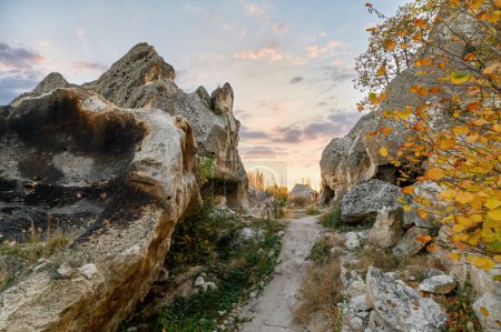 Foto de Iglesia cueva Ayazini y Parque Nacional en Afyon, Turquía. Histórico Frig antiguo (Phrygia, Gordion) Valle - Imagen libre de derechos