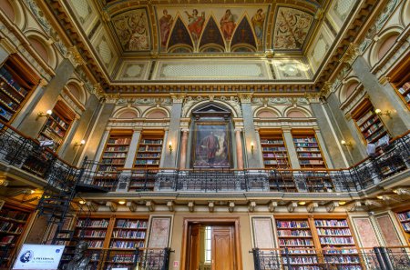 Foto de BUDAPEST, HUNGRÍA. Interior de la Biblioteca de la Universidad Central de ELTE. La Universidad Eotvos Lorand (ELTE) es la universidad más grande y antigua de Hungría. - Imagen libre de derechos