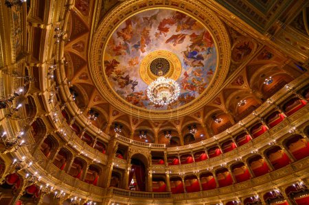 Foto de Budapest, Hungría. Interior de la Royal State Opera House húngara, considerada una de las obras maestras del arquitecto y una de las más bellas de Europa. - Imagen libre de derechos