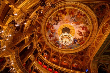 Foto de Budapest, Hungría. Interior de la Royal State Opera House húngara, considerada una de las obras maestras del arquitecto y una de las más bellas de Europa. - Imagen libre de derechos