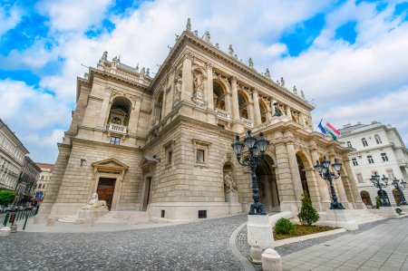 Foto de Budapest, Hungría. La Royal State Opera House húngara, considerada una de las obras maestras del arquitecto y una de las más bellas de Europa. - Imagen libre de derechos