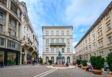 Téléchargez les photos : Budapest, Hongrie. Vue de face du magnifique bâtiment ancien dans le centre-ville - en image libre de droit