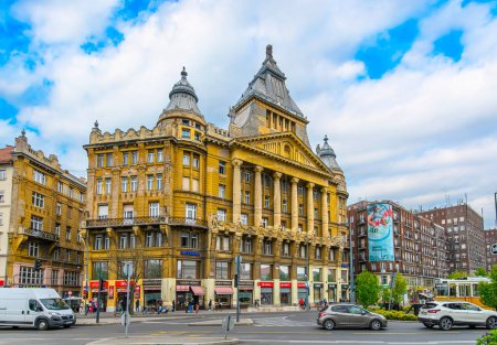 Foto de Budapest, Hungary. Front view of beautiful old building of Anker Palace in the city center - Imagen libre de derechos