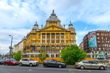 Téléchargez les photos : Budapest, Hungary. Front view of beautiful old building of Anker Palace in the city center - en image libre de droit