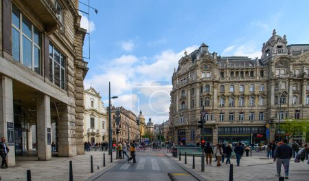 Téléchargez les photos : Budapest, Hongrie. Vue de face du magnifique bâtiment ancien dans le centre-ville - en image libre de droit