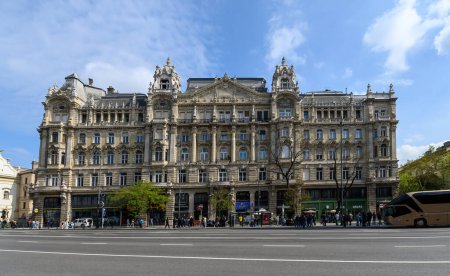 Foto de BUDAPEST, HUNGARY. Royal Tenement Palace historic building or Kiralyi Berpalota built in neo-baroque style. - Imagen libre de derechos