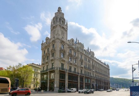 Téléchargez les photos : BUDAPEST, HUNGARY. Klotild Palace historic building. The twin palaces built in neo-baroque style. - en image libre de droit