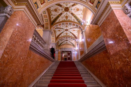 Téléchargez les photos : Budapest, Hongrie. Intérieur de l'Opéra royal d'État hongrois, considéré comme l'un des chefs-d'œuvre de l'architecte et l'un des plus beaux d'Europe. - en image libre de droit