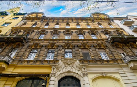 Foto de Budapest, Hungary. Front view the facade of beautiful old building with old sculptures in the city center - Imagen libre de derechos