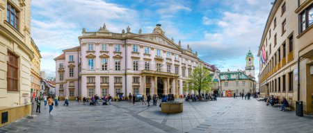 Foto de Bratislava, Slovakia. Primate Palace at Primacialne namestie (Primate square) and the Old Town Hall - Imagen libre de derechos