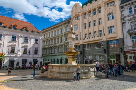 Foto de Bratislava, Slovakia. Maximilian's fountain on the main square next to The Old Town Hall - Imagen libre de derechos