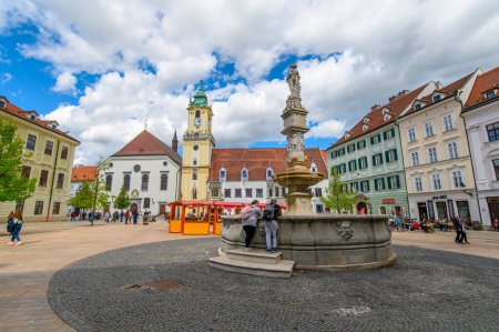 Foto de Bratislava, Slovakia. The Old Town Hall and the Maximilian's fountain on the main square - Imagen libre de derechos