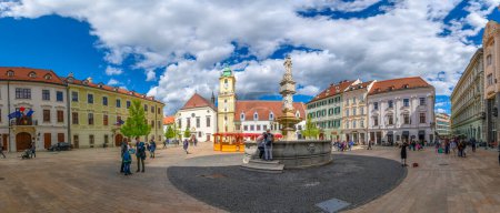 Foto de Bratislava, Slovakia. Panorama of The Old Town Hall and the Maximilian's fountain on the main square - Imagen libre de derechos