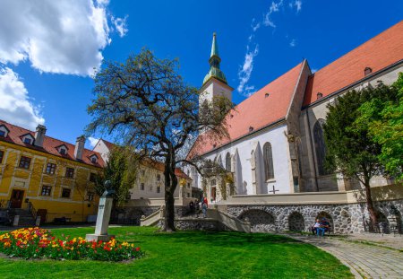 Foto de St. Martin's Cathedral in Bratislava, Slovakia. 13th-century Gothic Romanesque Catholic cathedral - Imagen libre de derechos