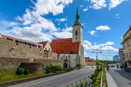 Foto de St. Martin's Cathedral in Bratislava, Slovakia. 13th-century Gothic Romanesque Catholic cathedral - Imagen libre de derechos