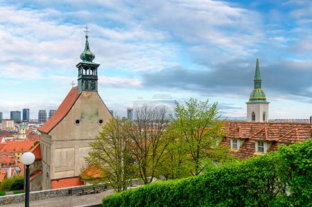 Téléchargez les photos : Temple of St. Nicholas and St. Martin's Cathedral in Bratislava, Slovakia. 13th-century Gothic Romanesque Catholic cathedral - en image libre de droit