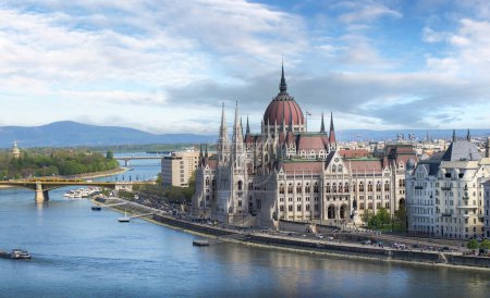 Foto de Hungarian Parliament in Budapest, Hungary on the Danube river from above - Imagen libre de derechos