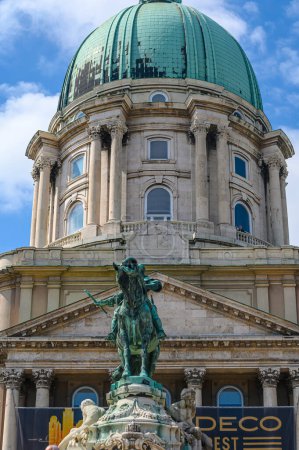 Téléchargez les photos : Budapest, Hungary. Buda Castle Royal Palace and the statue of Prince Eugene of Savoy - en image libre de droit
