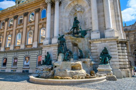 Foto de Budapest, Hungary. Fountain of King Matthias in Buda Castle Royal Palace and Hungarian National Gallery - Imagen libre de derechos