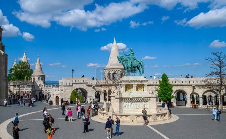 Téléchargez les photos : Budapest, Hungary. Fisherman's Bastion and St. Stephen Statue at the heart of Buda's Castle District. - en image libre de droit