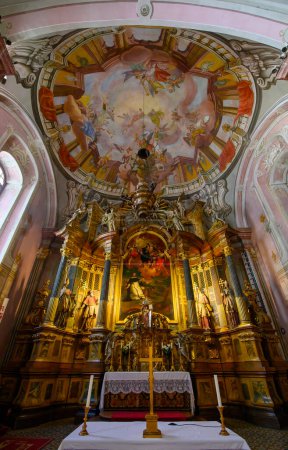 Téléchargez les photos : Budapest, Hungary. Interior of the Budapest's Inner-City Church of Saint Michael - en image libre de droit