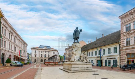 Téléchargez les photos : Szeged, Hungary. Statue of Lajos Kossuth at Klauzal Square - en image libre de droit