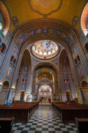 Téléchargez les photos : Szeged, Hongrie. Intérieur de l'église votive et cathédrale Notre-Dame de Hongrie - en image libre de droit