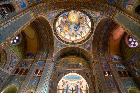 Téléchargez les photos : Szeged, Hongrie. Intérieur de l'église votive et cathédrale Notre-Dame de Hongrie - en image libre de droit